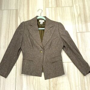 Donna gray 4p very flattering, it’s a tan/olive color